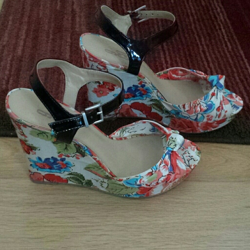 Boho Adorable Flower Wedges